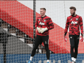 Arsenal decision may have handed Manchester United a new goalkeeper dilemma