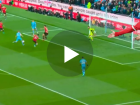 Manchester City's Kevin De Bruyne scores after more poor defending by Manchester United